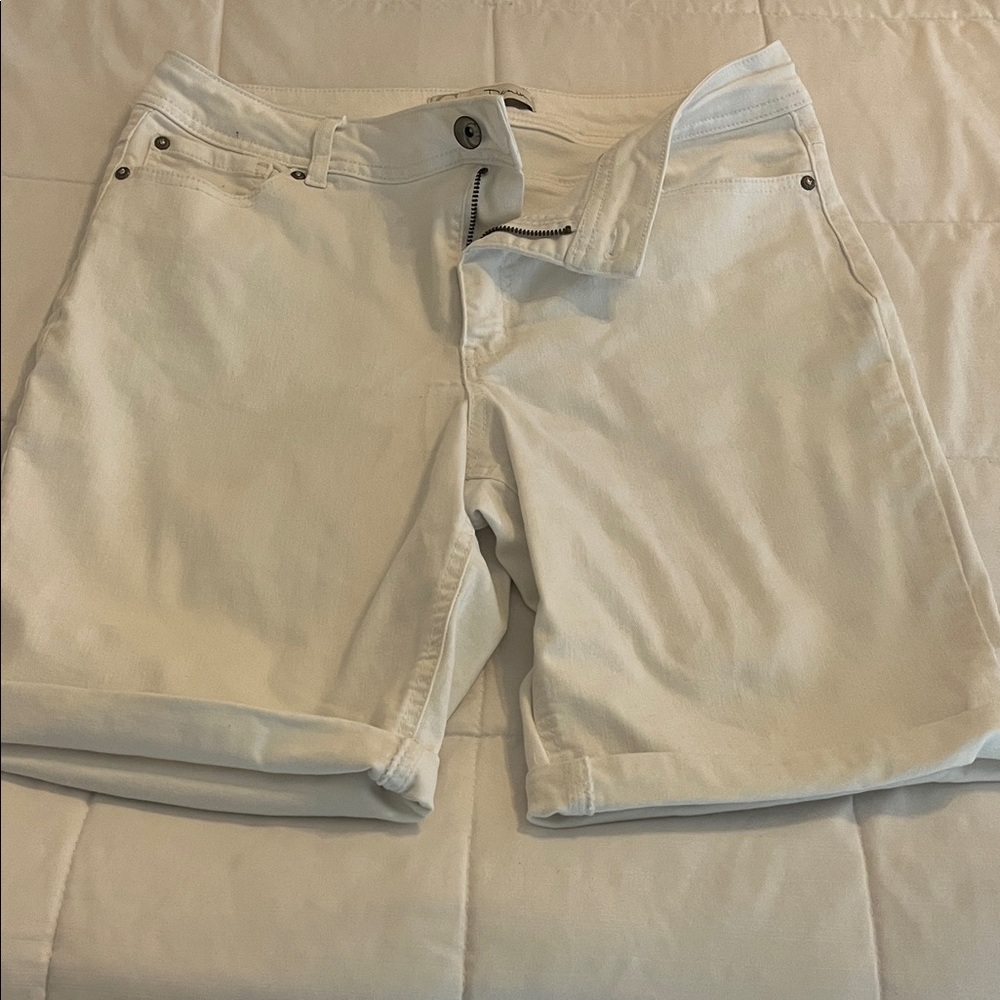 LAST CHANCE!Cato White Women’s Bermuda Shorts